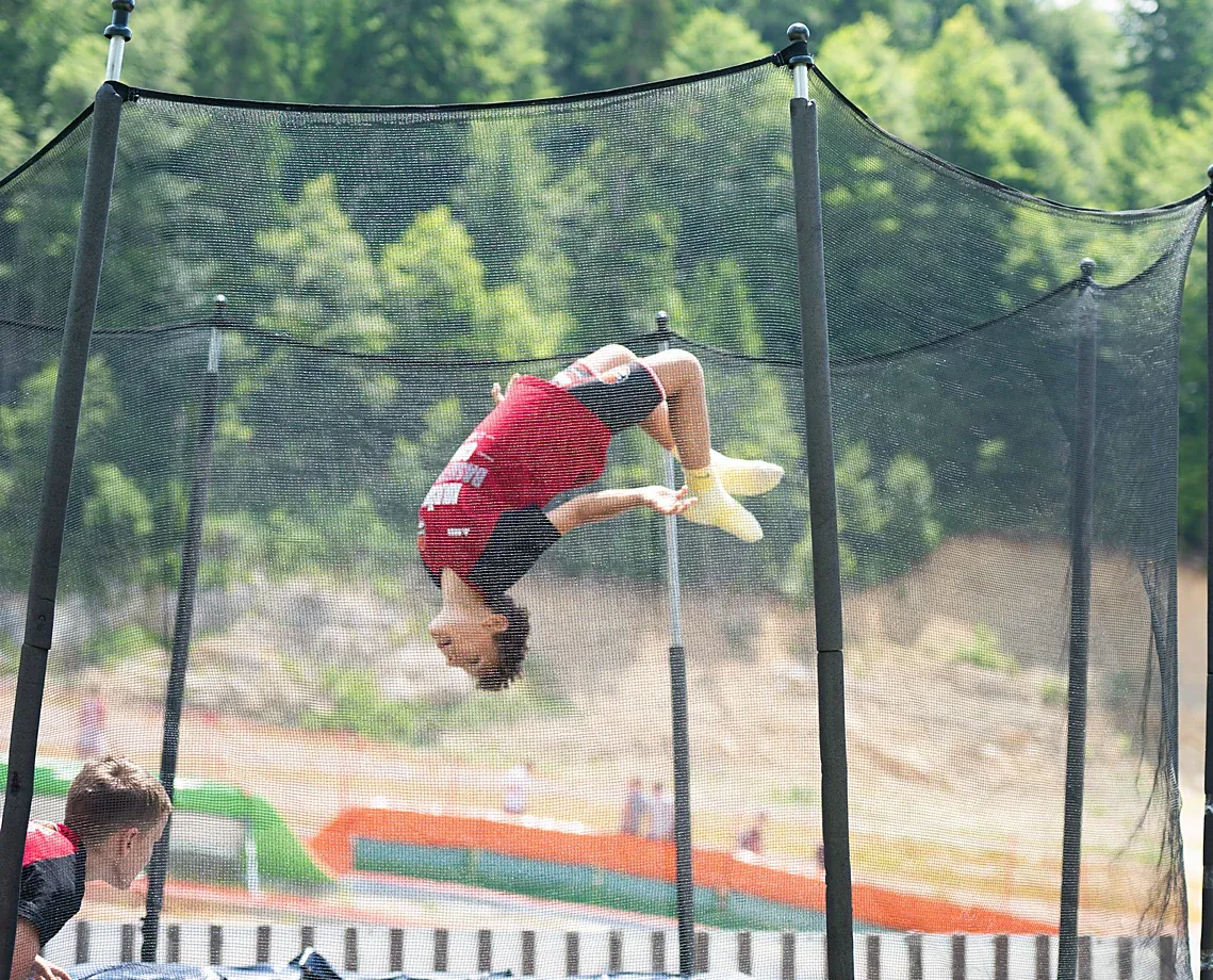 Skok i salto na trambolini